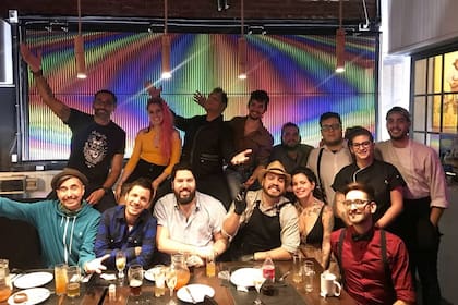 La banda venezolana "Desorden Público" en el restaurante, en su visita para presentarse en un concierto en Buenos Aires.