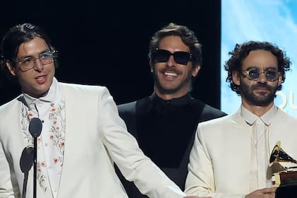 La banda venezolana Rawayana se llevó el premio a mejor álbum latino de rock o música alternativa por ¿Quién trae las cornetas?