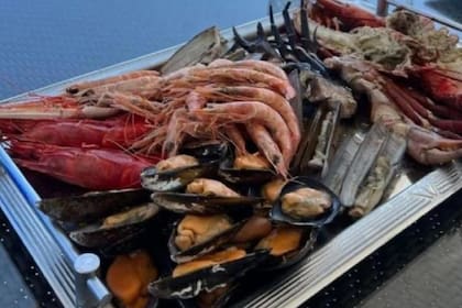 La bandeja de mariscos que compartieron Sofía Clerici y Martín Insaurralde en su viaje por Marbella