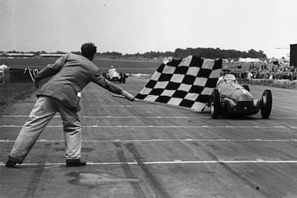 La bandera a cuadros cae y marca la victoria del italiano Giuseppe Farina en Silverstone; con el Gran Premio de Gran Bretaña, la Fórmula 1 empezó un recorrido de setenta años