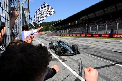 La bandera a cuadros para George Russell, ganador en Austria