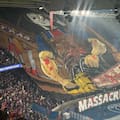 La brutal bandera que colgó la hinchada del PSG en el partido contra Barcelona