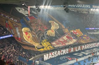 La brutal bandera que colgó la hinchada del PSG en el partido contra Barcelona