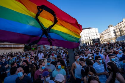 La bandera arcoíris con un listón negro ondea durante una protesta por el asesinato de Samuel Luiz, en la Puerta del Sol, el pasado lunes 5 de julio, en Madrid. (AP Foto/Bernat Armangue)