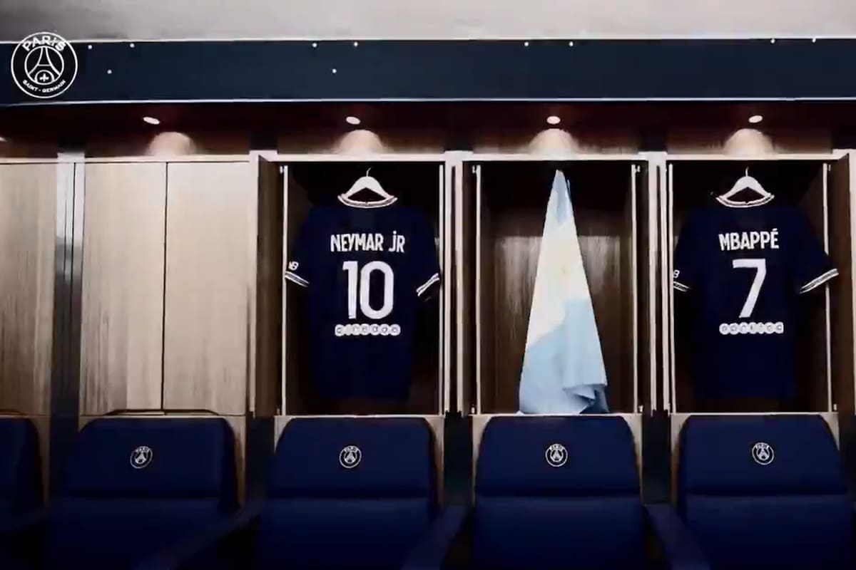 La bandera argentina entre las camisetas de los dos jugadores más representativos de PSG: Messi, Neymar y Mbappé, juntos