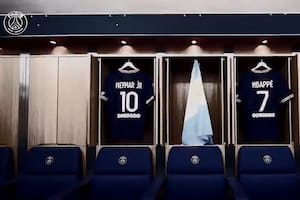 La bandera argentina entre las camisetas de los dos jugadores más representativos de PSG: Messi, Neymar y Mbappé, juntos