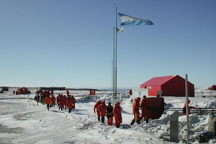 La bandera argentina flamea en la base Marambio