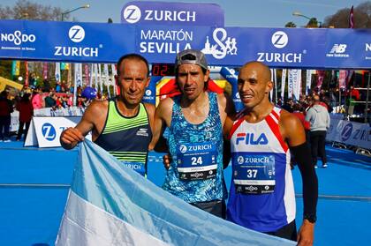 La bandera argentina, presente en Sevilla gracias a los dos mejores maratonistas nacionales del último lustro.