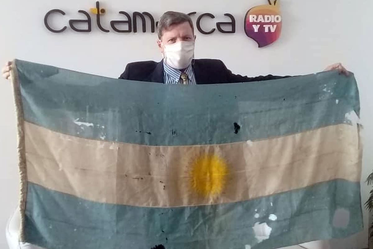 La bandera argentina que se izó en las islas Georgias del Sur a fines de marzo de 1982, y que recuperó Jorge Triaca hace seis años