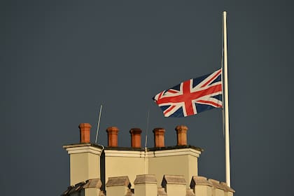 La bandera británica media asta en Londres por la muerte de Isabel II. (Photo by Glyn KIRK / AFP) / RESTRICTED TO EDITORIAL USE