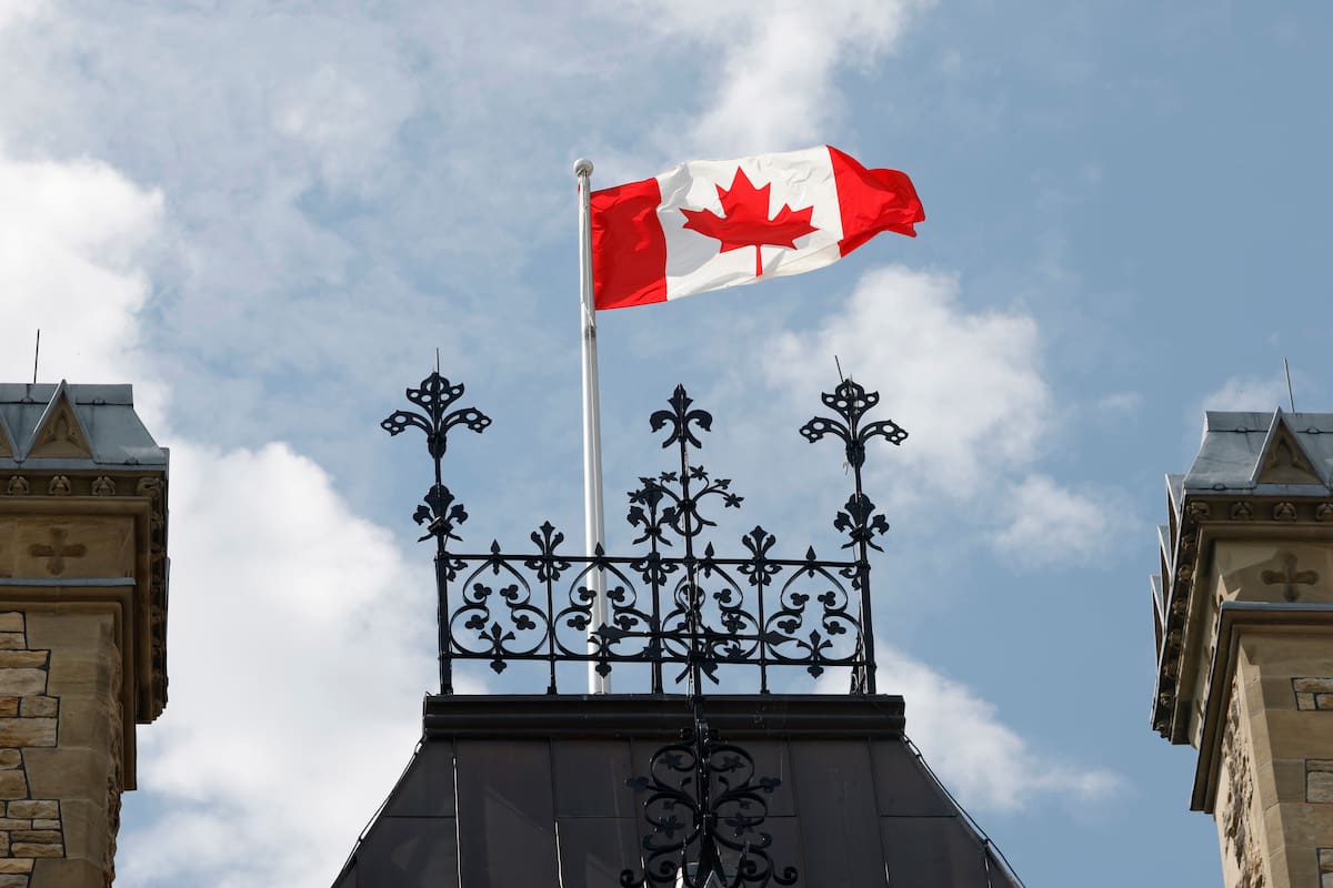La bandera canadiense ondea en Parliament Hill, Ottawa, el sábado 22 de agosto de 2026. (Patrick Doy