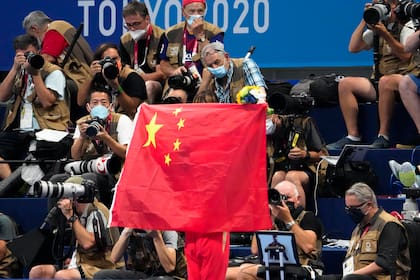 La bandera china durante la final de natación en los Juegos Olímpicos de Tokio 2021. Más tarde se conoció que las nadadoras habían dado positivo en controles previos