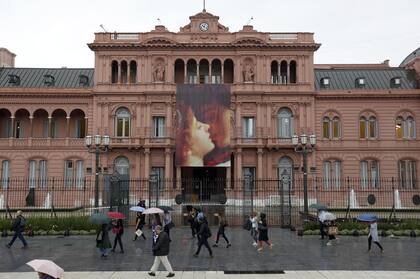 La Bandera colgada en el frente de la Casa Rosada