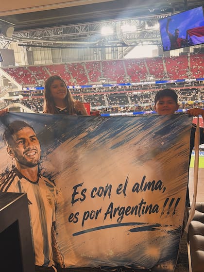 La bandera con la que la familia de Leandro Paredes lo alienta en cada partido