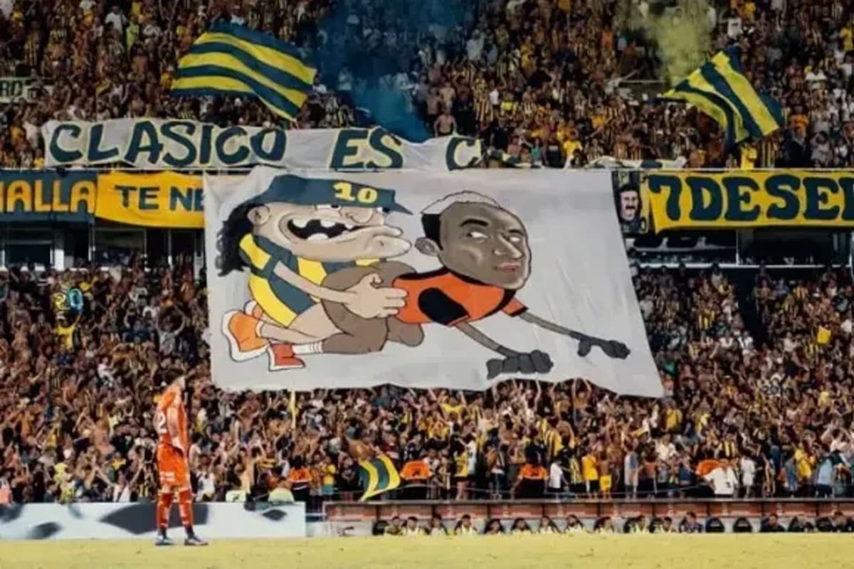 La bandera con las caricaturas de Malcorra y Keylor Navas, en una pose sexual