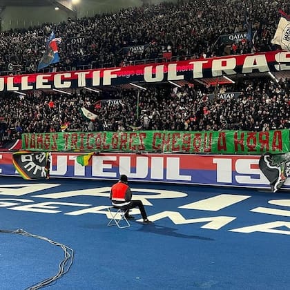 La bandera de apoyo a Fluminense que mostraron los hinchas de PSG