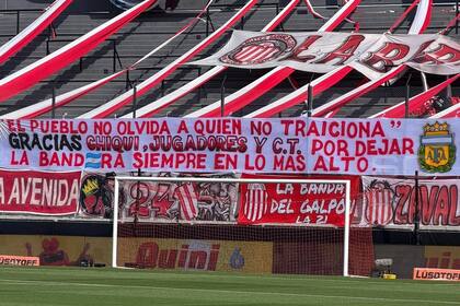La bandera de Barracas Central en apoyo al presidente de la AFA, a los jugadores y cuerpo técnico de la selección argentina