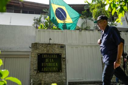 La bandera de Brasil flameó en la embajada de Argentina en Caracas hasta pocos días atrás