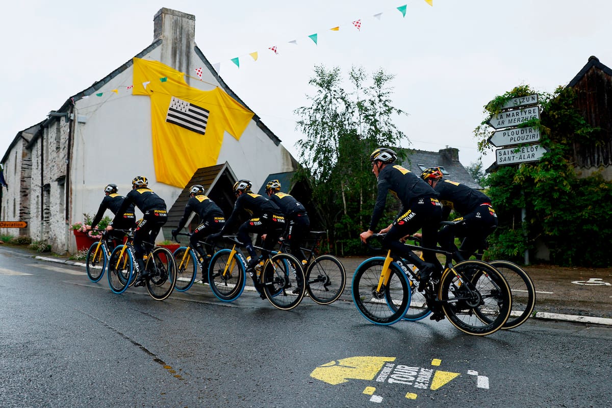 La bandera de Bretaña, la región donde este sábado se iniciará el Tour de Francia, en una gigantesca camiseta amarilla de líder ilustra la pasada de práctica de ciclistas del equipo Jumbo Visma, cerca de Brest.