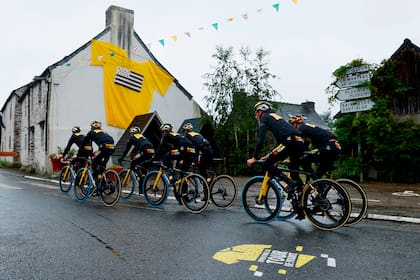 La bandera de Bretaña, la región donde este sábado se iniciará el Tour de Francia, en una gigantesca camiseta amarilla de líder ilustra la pasada de práctica de ciclistas del equipo Jumbo Visma, cerca de Brest.