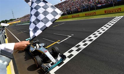 La bandera de cuadros sobre el Mercedes de Hamilton, que lidera el campeonato