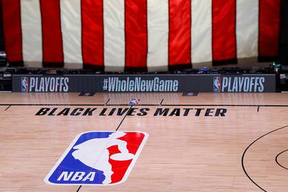 La bandera de Estados Unidos, el lema "las vidas de los negros importan" y la ausencia de protagonistas y referís para Milwaukee vs. Orlando, todo un símbolo.