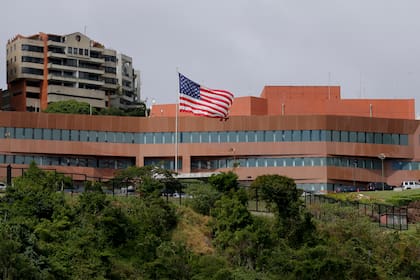 La bandera de Estados Unidos ondea fuera de la embajada del país en Caracas, Venezuela, el 24 de enero de 2019