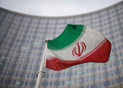 La bandera de Irán ondea delante de la sede del Organismo Internacional de Energía Atómica en Viena