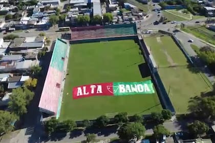 La bandera de la barrabrava del club Coronel Aguirre, secuestrada durante los operativos por las amenazas y presuntas extorsiones al hermano del "Pocho" Lavezzi