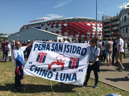 La bandera de la peña San Isidro Chino Luna presente en el Mundial Rusia 2018.
