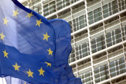 La bandera de la UE flamea frente a la sede de la Comisión Europea