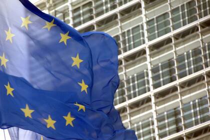 La bandera de la UE flamea frente a la sede de la Comisión Europea