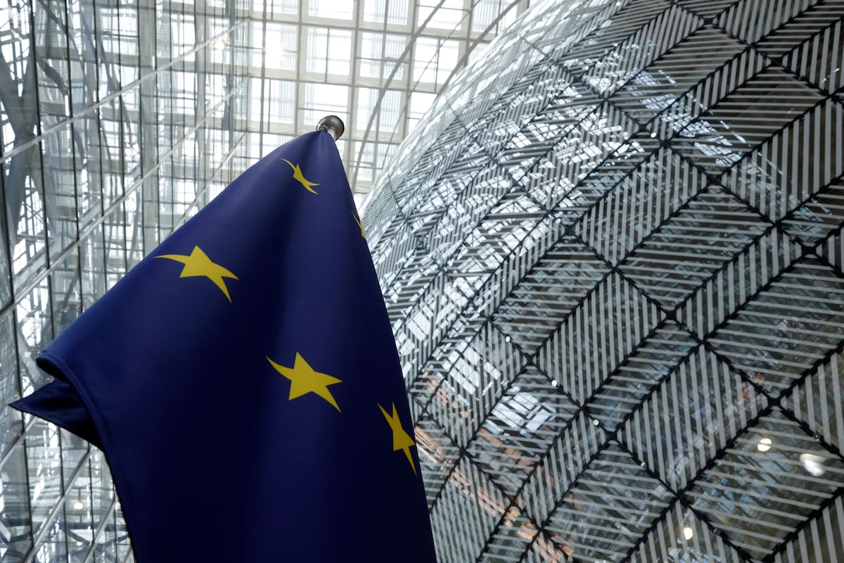 La bandera de la Unión Europea en el atrio del edificio del Consejo Europeo en Bruselas, el 17 de junio de 2024. (AP Foto/Omar Havana; archivo)