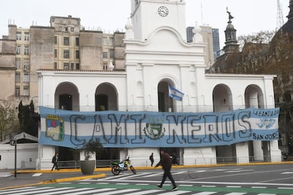 La bandera de los Camioneros en el Cabildo durante la movilización en apoyo a la medida oficial de modificar el impuesto a las ganancias