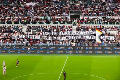 La bandera de los hinchas de Roma, en apoyo al despedido Daniele De Rossi