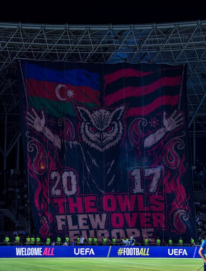 La bandera de los hinchas del Sabah FK en el Tofiq Bahramov de Bakú: "Los búhos volaron sobre Europa"