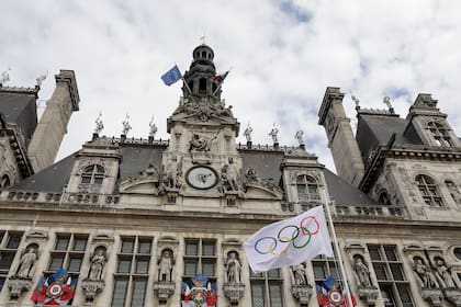 La bandera de los próximos juegos olímpicos ya flamea frente al ayuntamiento de París