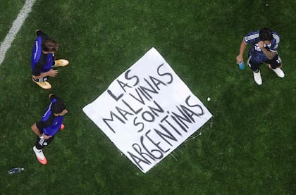 La bandera de Malvinas, en la cancha. Para Macri los jugadores "hicieron una de más"
