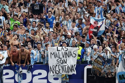 La bandera de Malvinas que arrojaron a los jugadores de la Selección en Estados Unidos