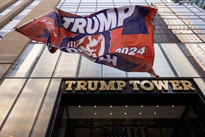 La bandera de Trump 2024 se iza fuera de la Torre Trump, el domingo 14 de julio de 2024, en Nueva York. (AP Foto/Yuki Iwamura)