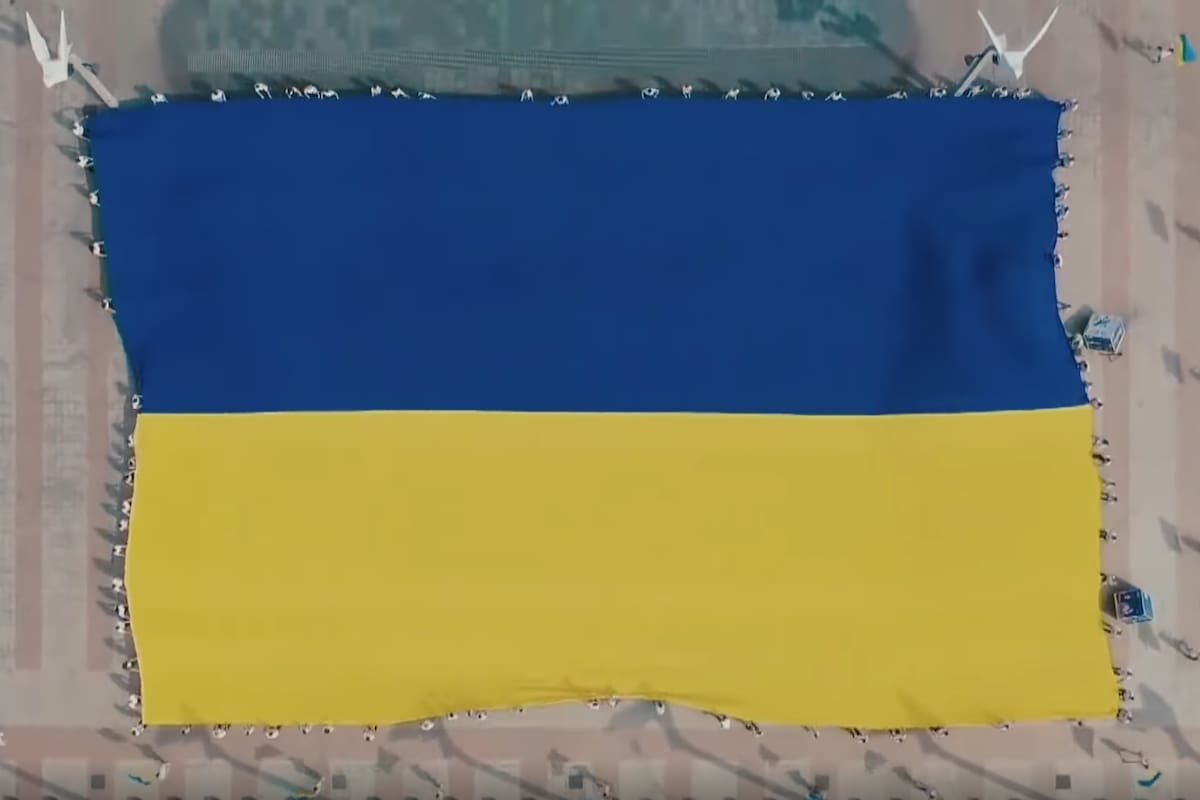 La bandera de Ucrania, símbolo central en el último video publicado por el presidente Volodomir Zelensky.