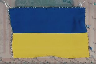 La bandera de Ucrania, símbolo central en el último video publicado por el presidente Volodomir Zelensky.