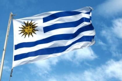 La bandera de Uruguay, que proclamó su independencia el 25 de agosto de 1825