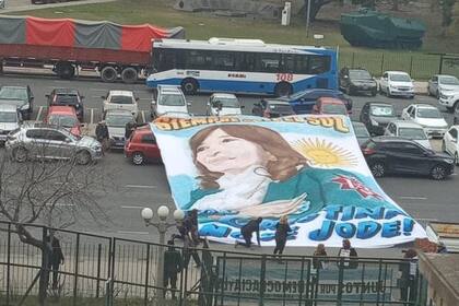 La bandera desplegada frente a Comodoro Py