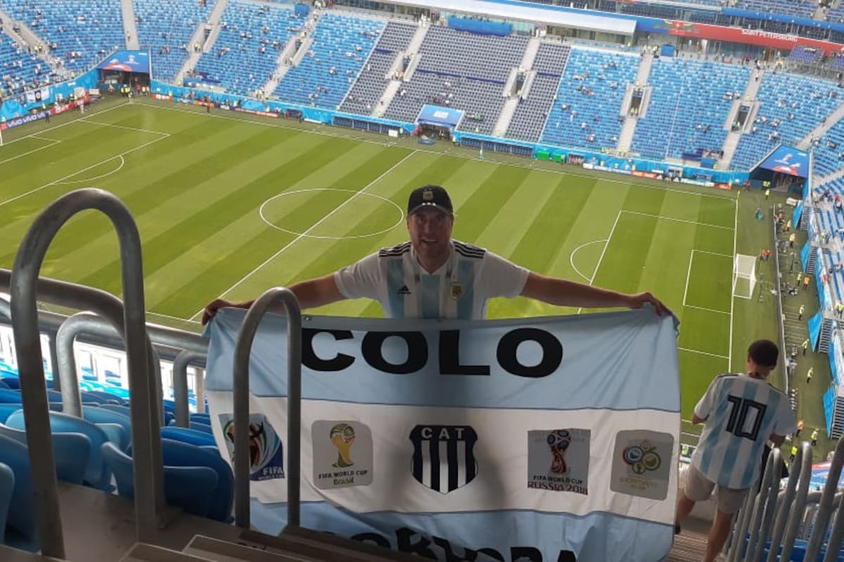 La bandera dice "Colo" porque él es colorado y le fue sumando a la bandera los logos de cada mundial al que asistió