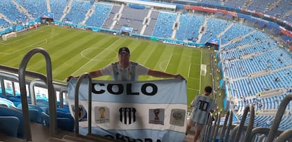 La bandera dice "Colo" porque él es colorado y le fue sumando a la bandera los logos de cada mundial al que asistió