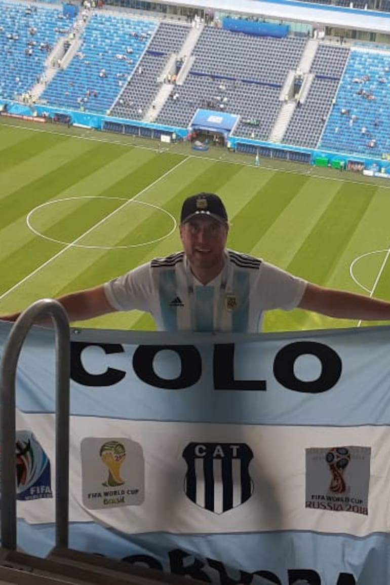 La bandera dice "Colo" porque él es colorado y le fue sumando a la bandera los logos de cada mundial al que asistió