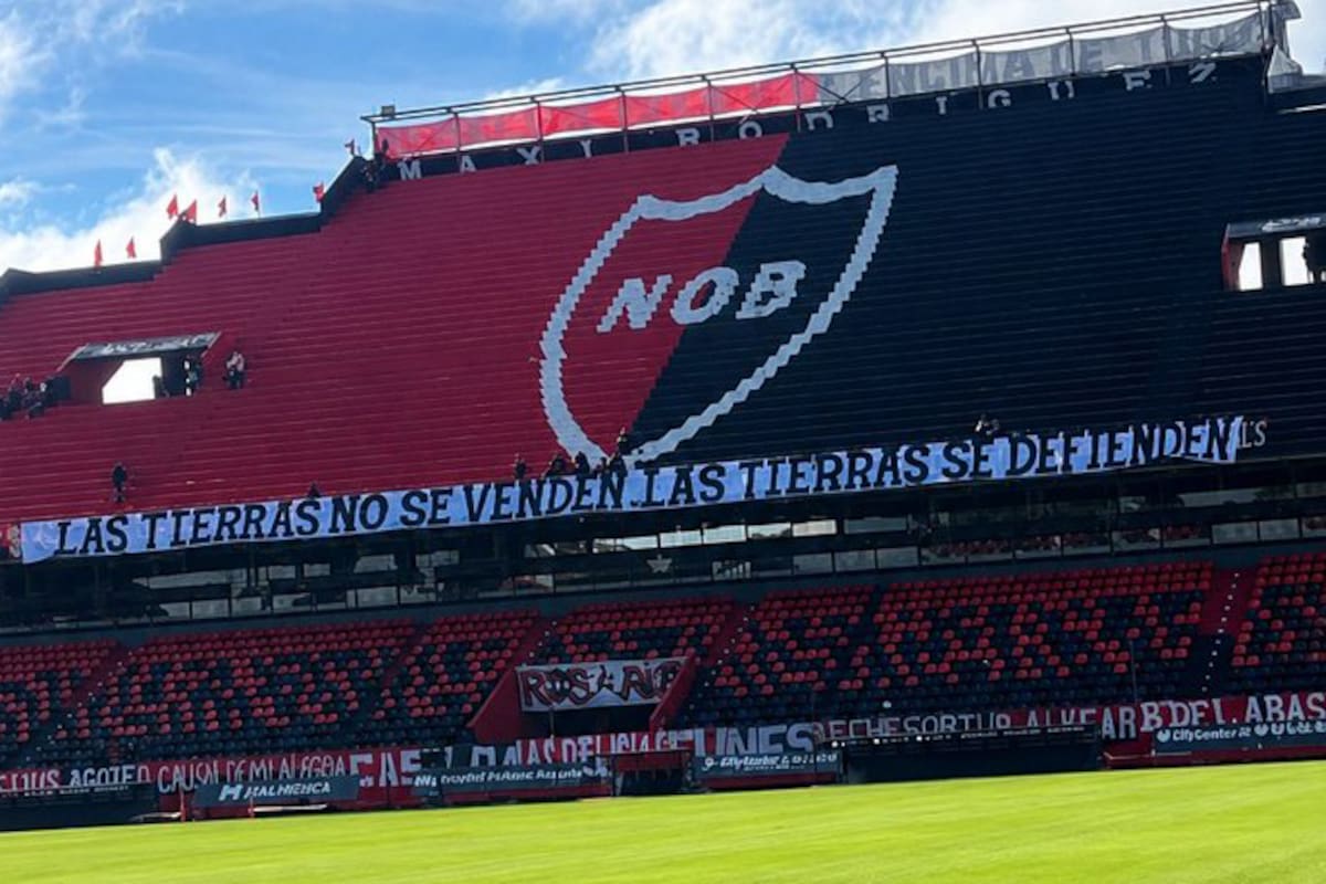 La bandera en contra de la ley de tierras exhibida ayer en la cancha de Newerll´s, antes del partido con Boca