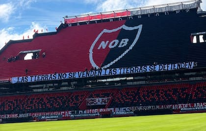 La bandera en contra de la ley de tierras exhibida ayer en la cancha de Newerll´s, antes del partido con Boca
