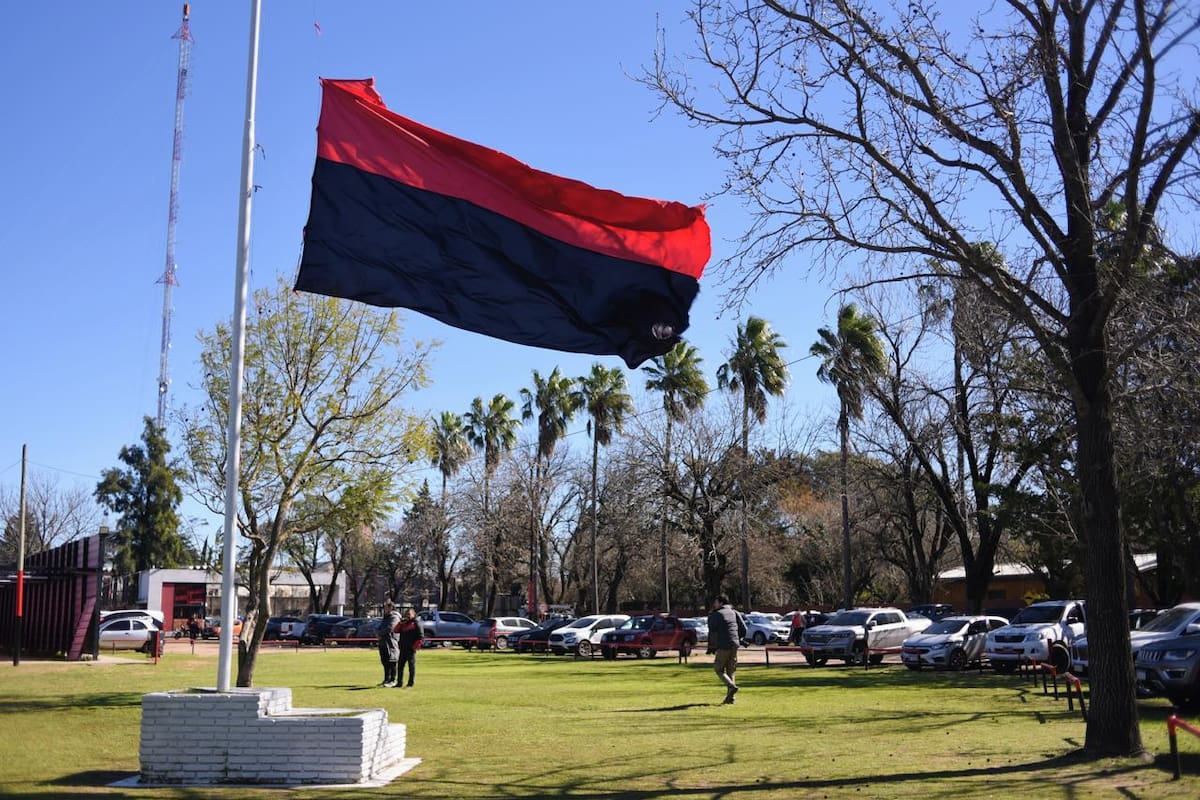 La bandera en el predio de Newell's tras la confirmación de la muerte de Jorge Messi